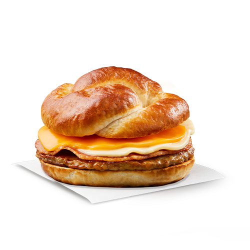 Bacon, saucisse, oeuf et fromage sur pain bretzel